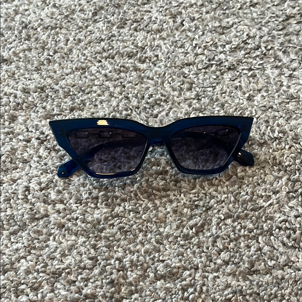 Chic Blue Cat-Eye Sunglasses
